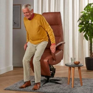 Easysit_sta_op_stoel_ella_leer_man_staat_op Sta-op Stoel Ella